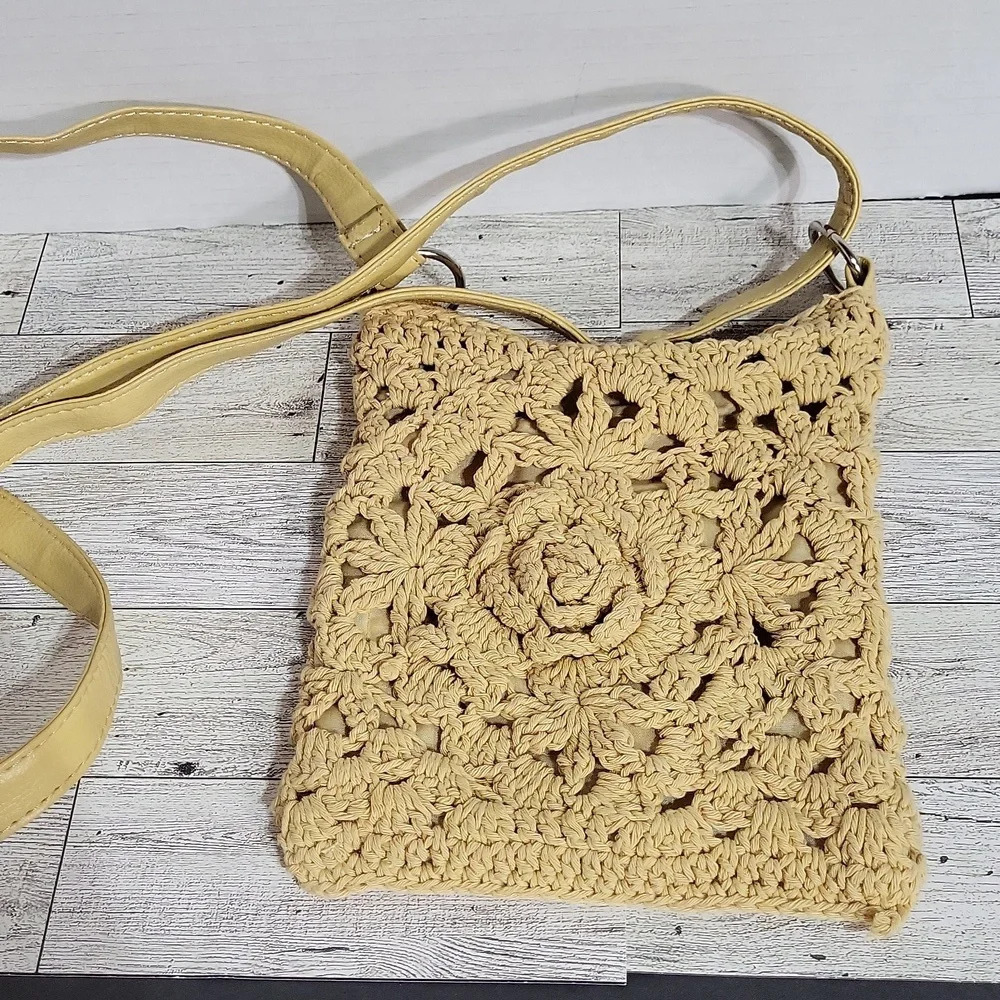 Crocheted Adjustable Strip Zipper Purse Butter Yellow inside pockets EUC Boho